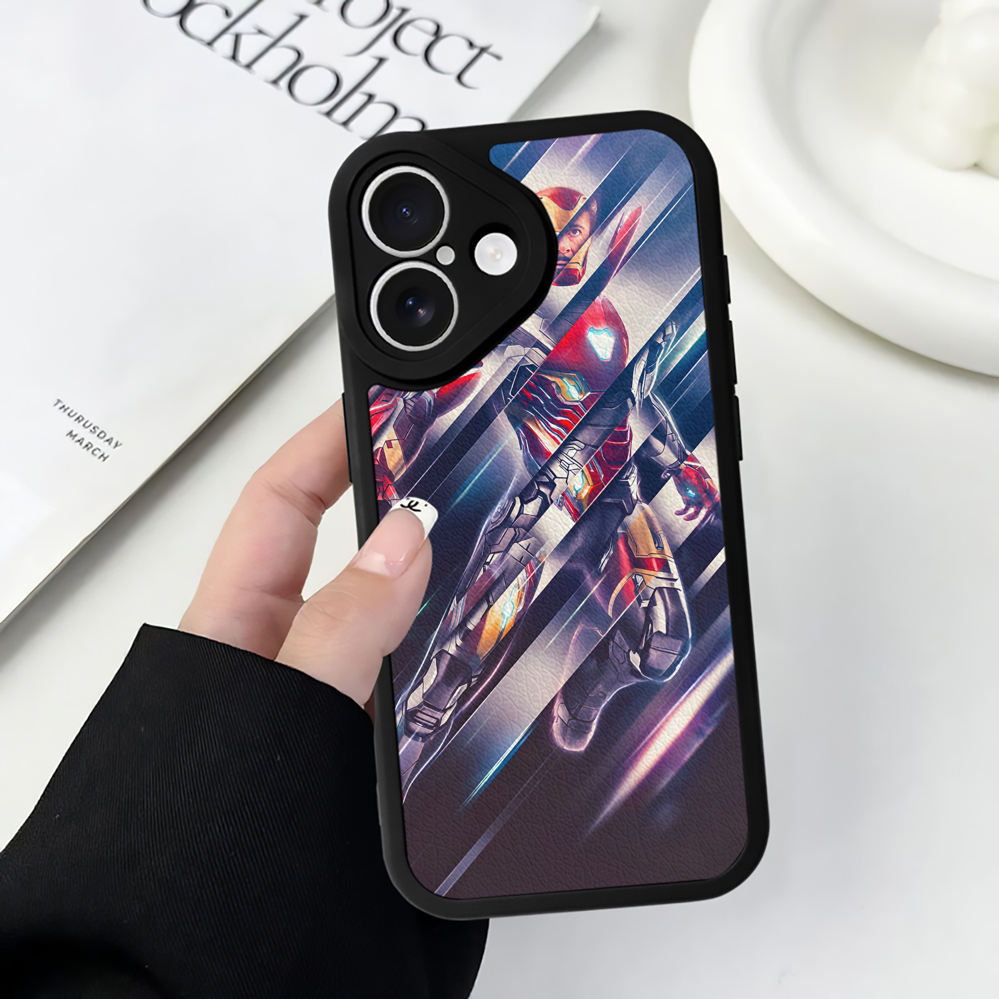 （画像用） アベンジャーズ The Avengers 【iPhone 16シリーズ対応】シリコンスマホケース（レザー調） 材質：シリコン